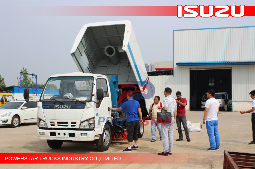 Clientes das Filipinas inspecionam o veículo varredor montado em caminhão Isuzu