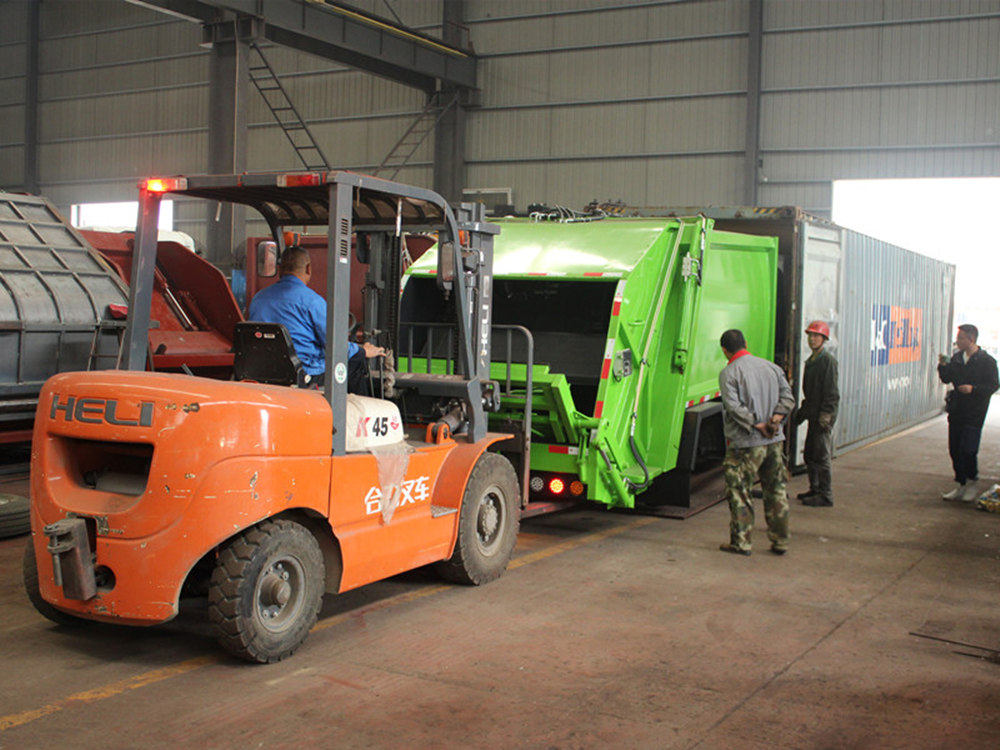 Caminhão compactador de lixo Isuzu