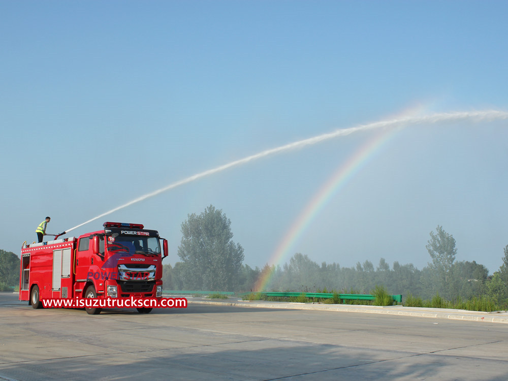 Caminhão de bombeiros Isuzu