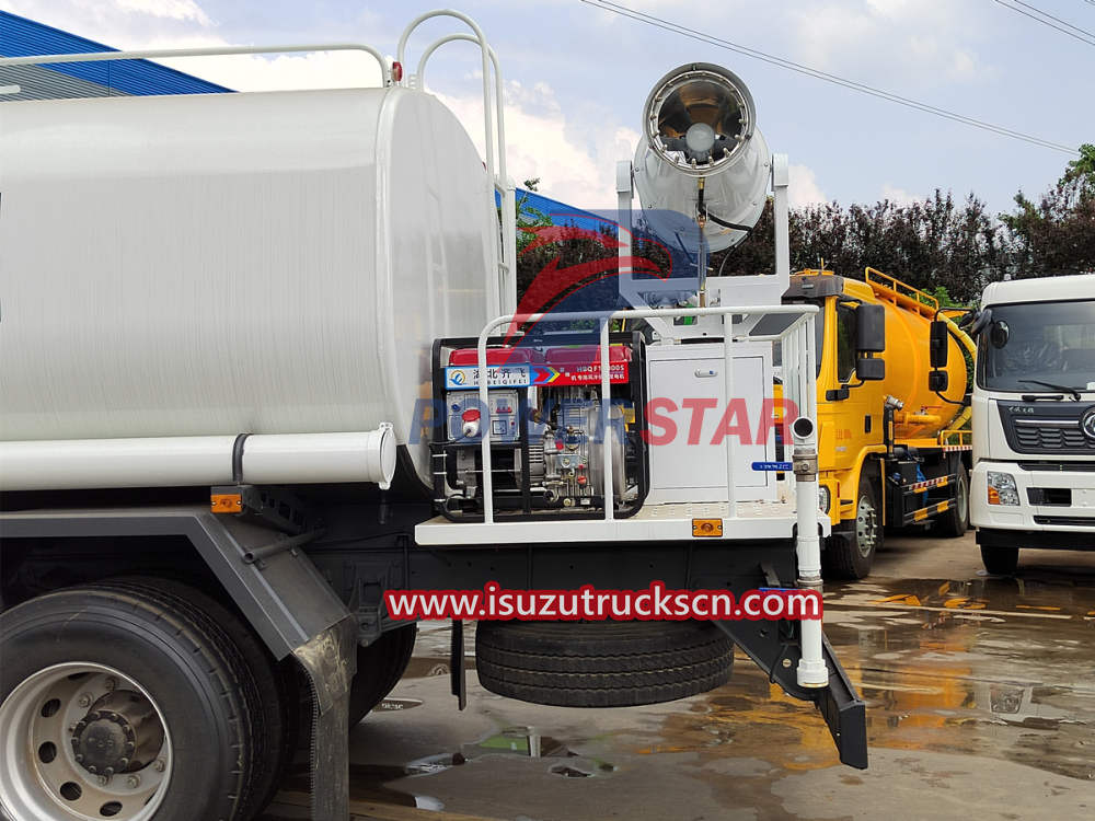 4000 gallon water sprinkler truck Isuzu Giga