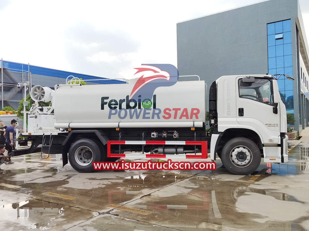 4000 gallon water sprinkler truck Isuzu Giga