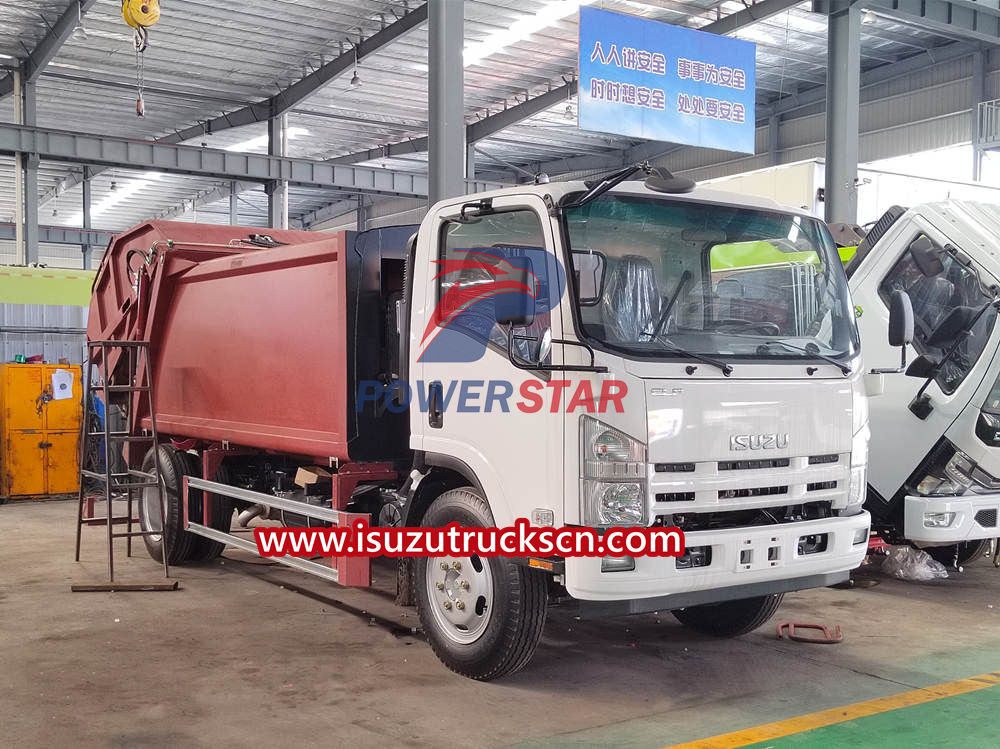 Caminhão carregador traseiro Isuzu