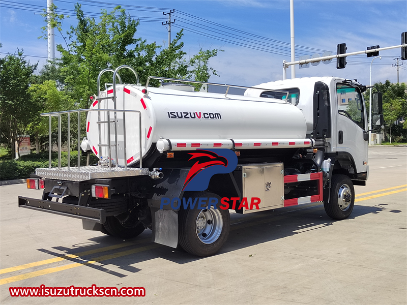 Isuzu 4WD potable water tank truck