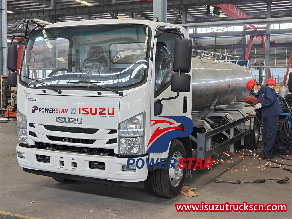 Caminhão aspersor de água Isuzu 6000L