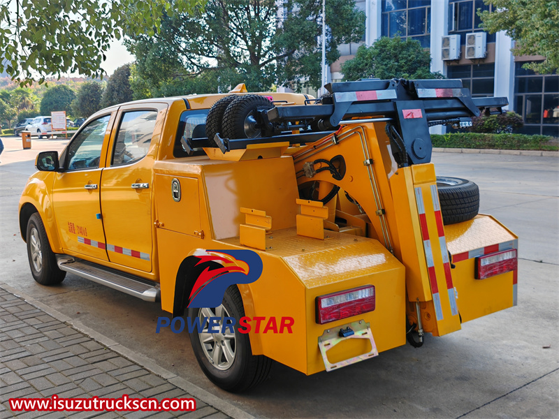 Isuzu 4x4 pickup recovery wrecker truck