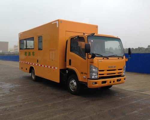 Isuzu bridge inspection truck