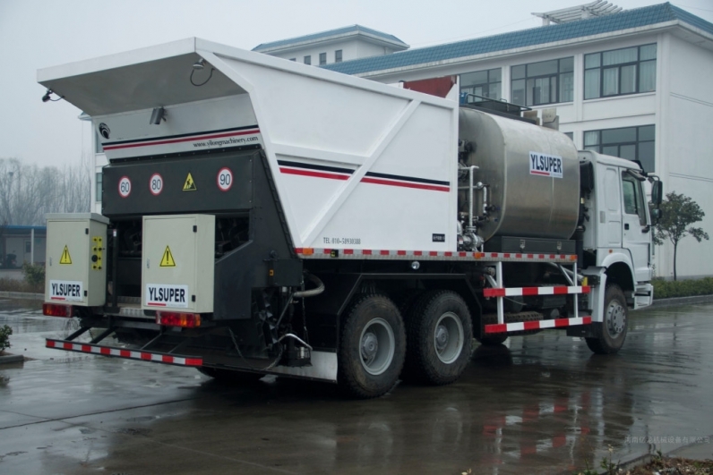 Japanese ISUZU Synchronous chip sealer truck