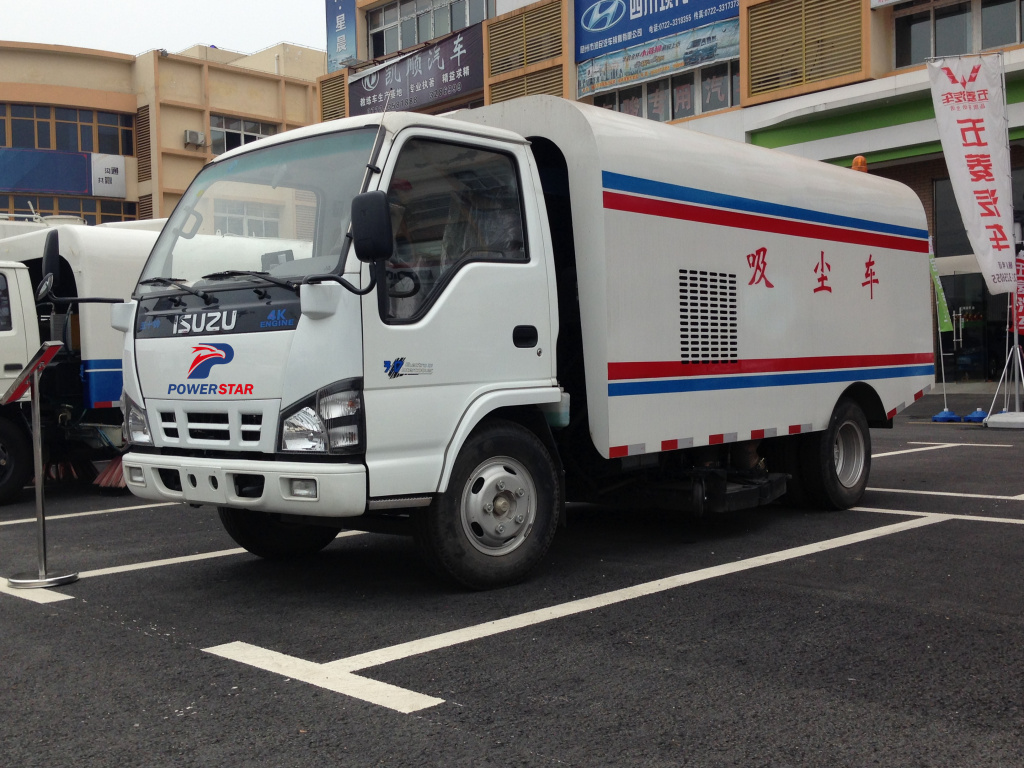 Clientes de Dubai constroem caminhão varredor ISUZU para limpeza de ruas públicas para venda
    