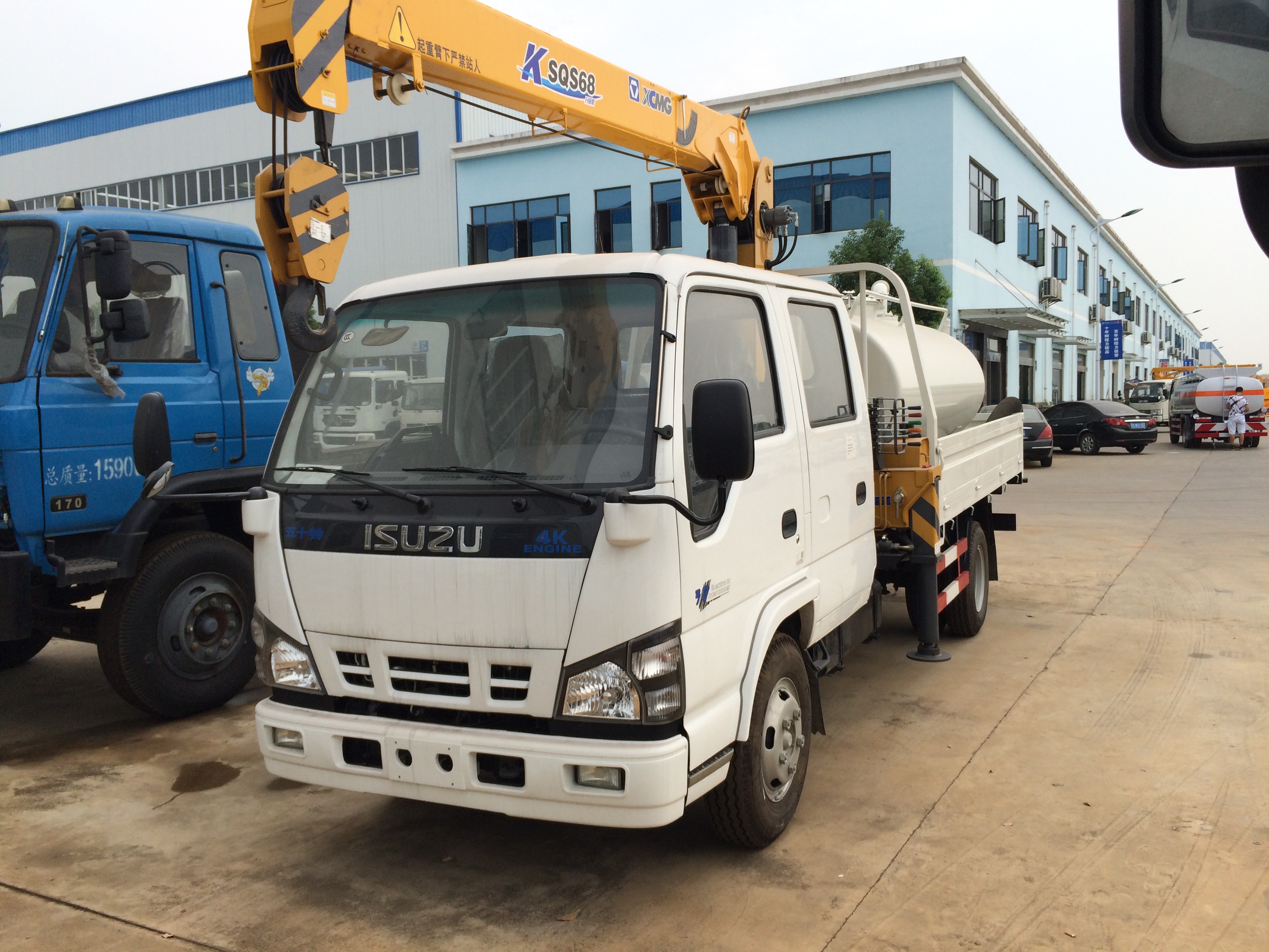 Caminhões guindaste Isuzu NKR feitos sob medida com caminhão de sucção de esgoto
    