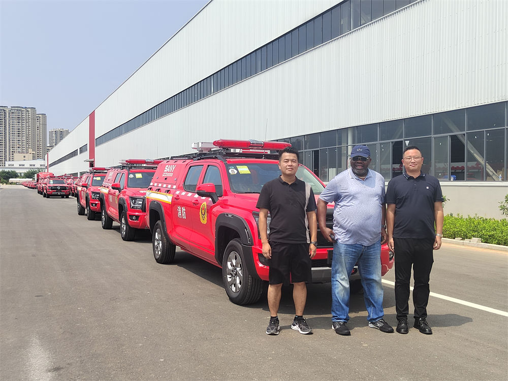 Cliente da Nigéria nos visita para fazer o pedido do caminhão de combate a incêndio Isuzu