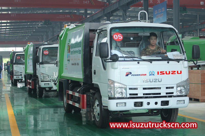 10 unidades de caminhão compactador de lixo ISUZU 4x2 são enviadas em contêiner de 40 HQ
    