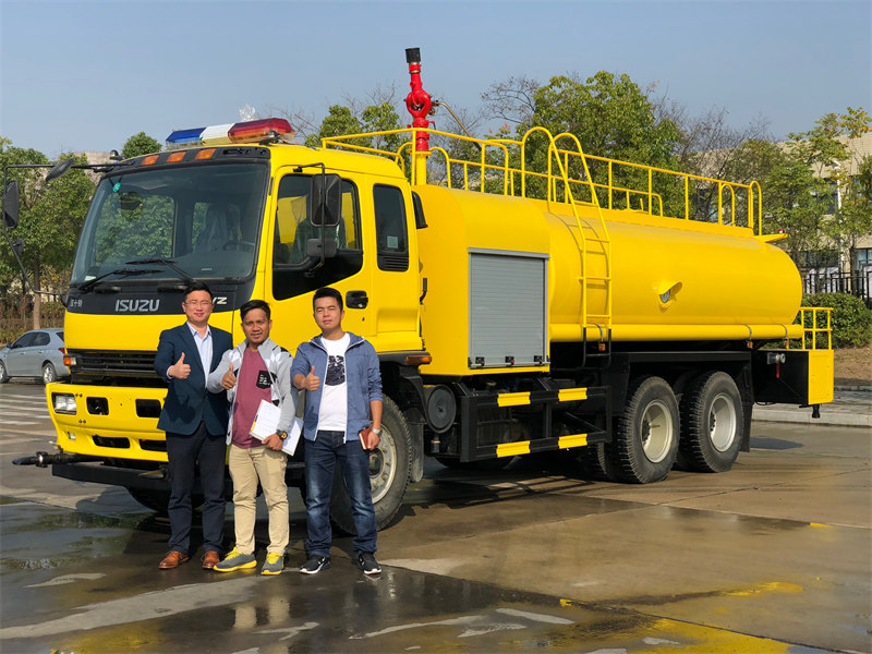 Cliente filipino inspeciona caminhão de bombeiros aquático isuzu FVZ em caminhões POWERSTAR
    