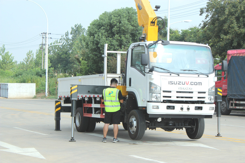 Camboja Isuzu NPR 4X4 caminhão carregador com guindaste
    