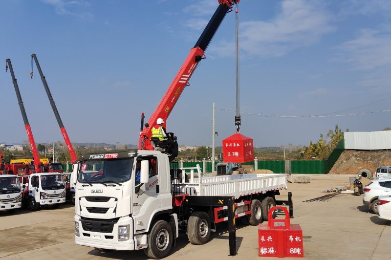 Isuzu Giga com guindaste de caminhão com lança hidráulica Palfinger SPS30000
    