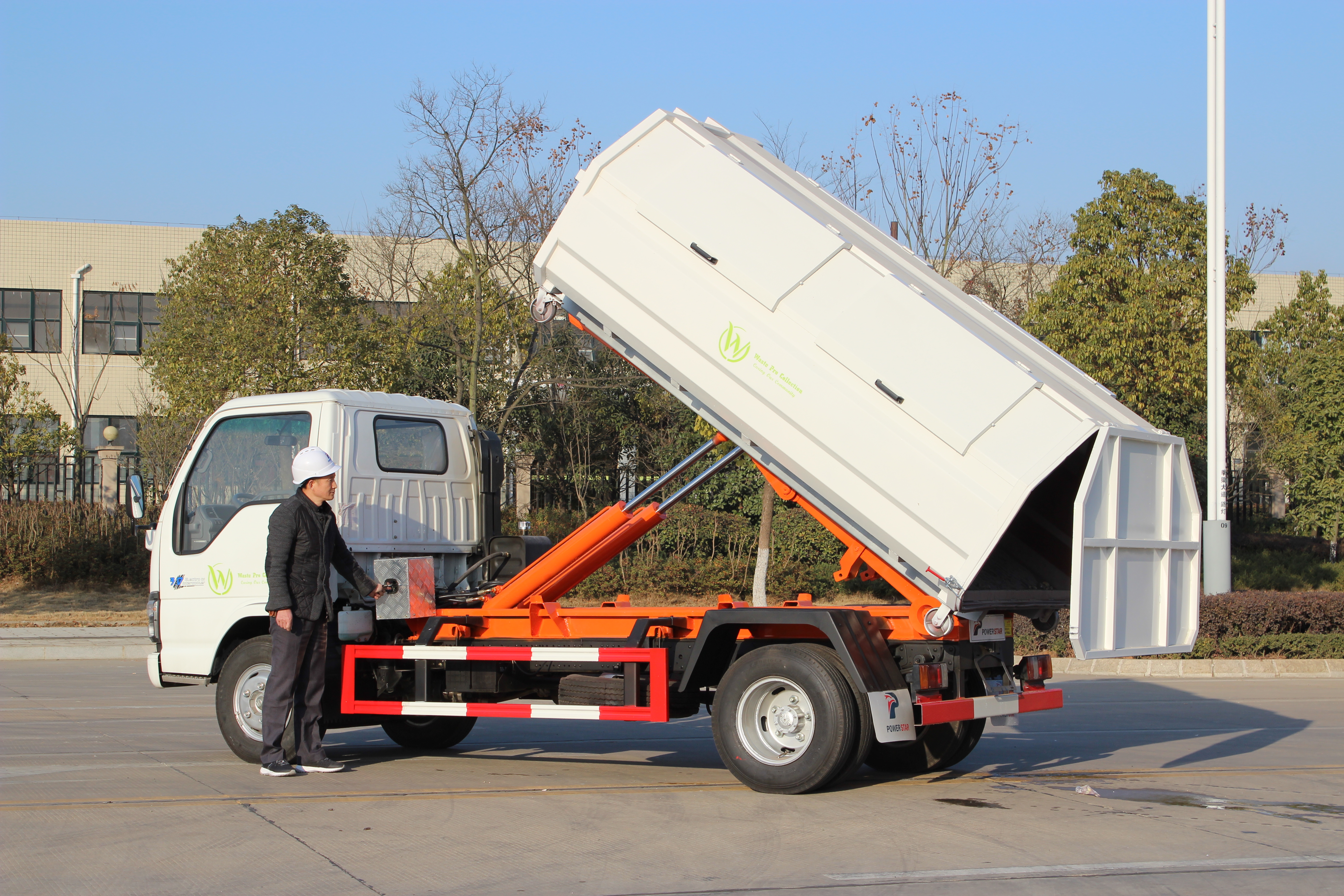 Novo veículo de elevação de gancho usado pela comunidade Isuzu 4*2 braço caminhão de lixo com gancho
    