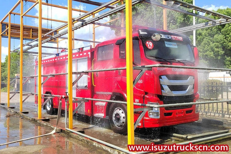 O motor de incêndio de espuma/água ISUZU GIGA passou no teste de chuva
    