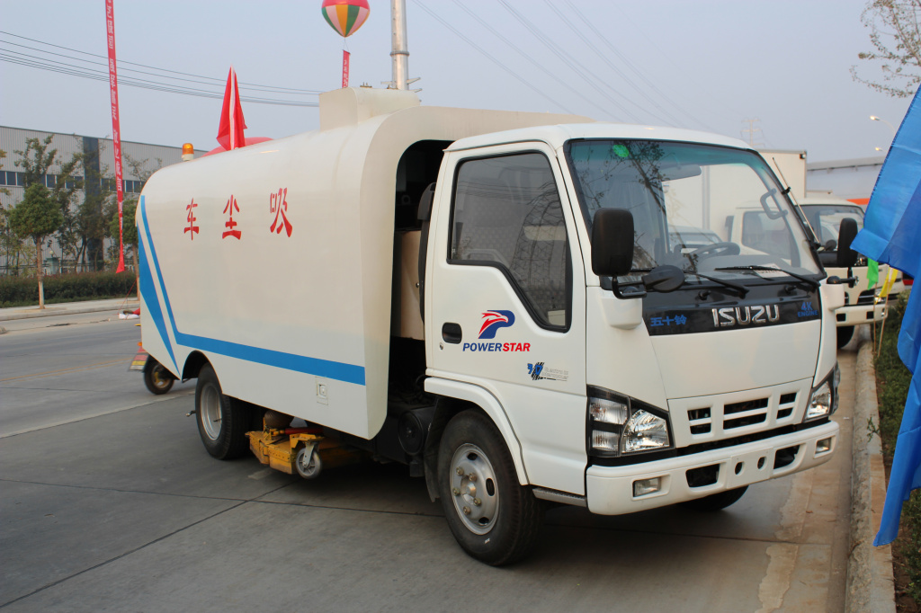 Caminhão varredor a vácuo ISUZU fabricado pela Powerstar Trucks
    