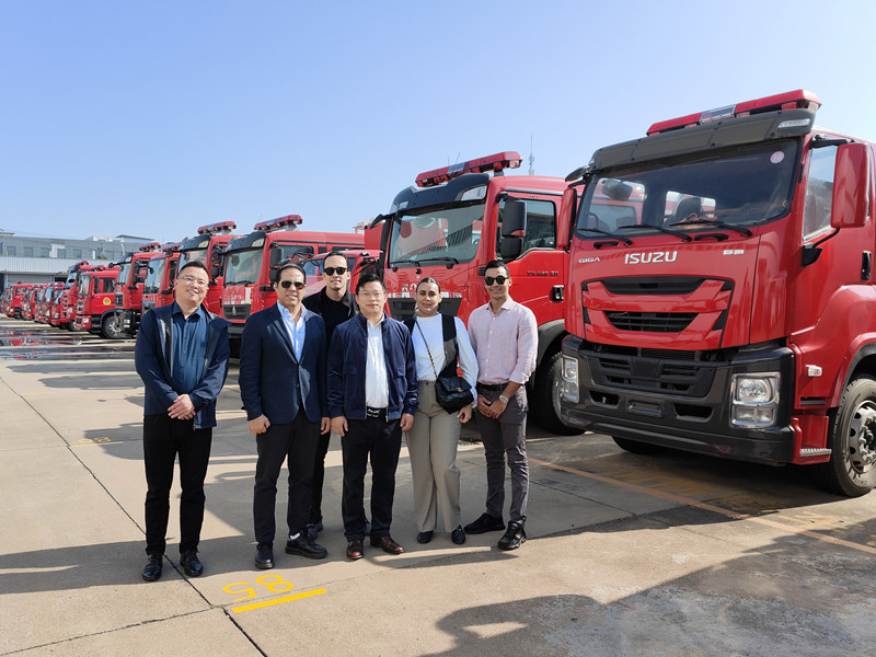 Clientes latino-americanos visitaram a POWERSTAR para comprar caminhões de bombeiros e caminhões a vácuo ISUZU
    