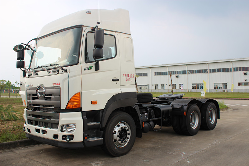 Trator HINO de 380 HP puxando caminhão GAC Hino cabeça de trator pesado
    