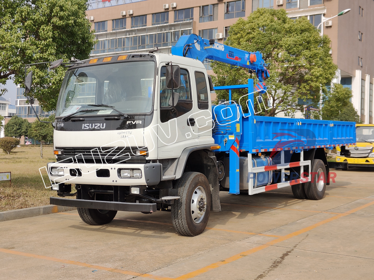 Guindastes montados em caminhão com tração nas quatro rodas Isuzu FVR off road na África
    